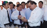 Premierminister Nguyen Xuan Phuc besucht Reisinstitut des Mekongdeltas