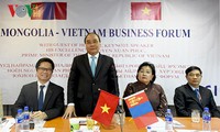 Premierminister Nguyen Xuan Phuc nimmt am vietnamesisch-mongolischen Unternehmerforum teil