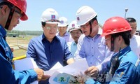 Vizepremierminister Trinh Dinh Dung besucht Quang Ngai