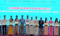 Stipendium Vallet an ausgezeichnete Schüler der drei zentralvietnamesischen Provinzen überreicht
