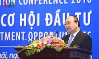Premierminister Nguyen Xuan Phuc nimmt an Konferenz zur Investitionsförderung in Long An teil