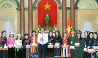 Staatspräsident Tran Dai Quang trifft Schüler ethnischer Minderheiten mit guten Leistungen