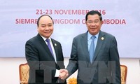 Premierminister Vietnams und Kambodschas führen ein Gespräch