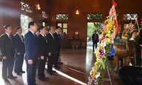 Premierminister Nguyen Xuan Phuc zündet Räucherstäbchen für Präsident Ho Chi Minh an