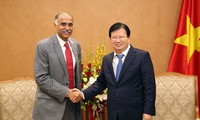 Vizepremierminister Trinh Dinh Dung empfängt Botschafter Weißrusslands, Indiens und der Niederlande
