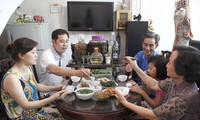 Familienessen zur Verbindung der Mitglieder in Hanoier Familien