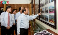 Premierminister zündet Räucherstäbchen in der Gedenkstätte für Regiment 52 in Son La an