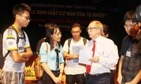 Physik-Nobelpreisträger Gerardus ’t Hooft spricht mit vietnamesischen Wissenschaftsliebhabern