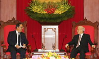 KPV-Generalsekretär und Premierminister empfangen Laos Vizepremierminister Siphandone