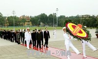 Spitzenpolitiker besuchen Ho Chi Minh-Mausoleum zum 88. Gründungstag der Partei