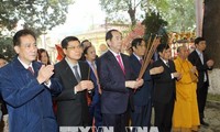 Staatspräsident Tran Dai Quang zündet Räucherstäbchen zum Beginn des Frühlingsfests 2018 an