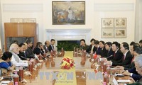 Staatspräsident Tran Dai Quang und Indiens Premierminister Narendra Modi führen ein Gespräch