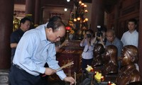 Premierminister Nguyen Xuan Phuc zündet Räucherstäbchen im Gedenkkomplex Kim Lien an