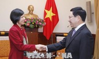 Vizepremierminister, Außenminister Pham Binh Minh empfängt Kanadas Botschafterin Ping Kitnikone
