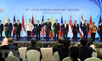 Konferenzen ASEAN+1 mit Japan, Russland, China und Neuseeland in Singapur