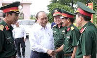 Premierminister Nguyen Xuan Phuc besucht Regiment 16 in Binh Phuoc