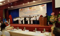 Vergabe der Stipendien des hessischen Ministeriums für Wissenschaft und Kunst und des WUS an Studenten in Ho Chi Minh Stadt