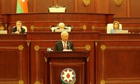 Vizeparlamentspräsident Uong Chu Luu nimmt an 100-jähriger Gründungsfeier des Parlaments Aserbaidschans teil