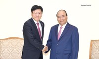 Premierminister Nguyen Xuan Phuc trifft ausländische Investoren