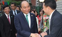 Premierminister Nguyen Xuan Phuc besucht vietnamesische Botschaft in Japan