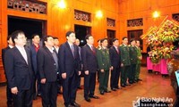 Vizepremierminister Vuong Dinh Hue zündet Räucherstäbchen für Präsident Ho Chi Minh an