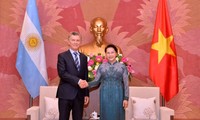 Parlamentspräsidentin Nguyen Thi Kim Ngan empfängt Argentiniens Präsidenten