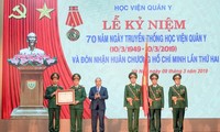 Premierminister Nguyen Xuan Phuc nimmt an Feier zum Traditionstag der militärmedizinischen Akademie teil