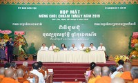 Premierminister Nguyen Xuan Phuc nimmt an Treffen zum Fest Chol Chnam Thmay der Khmer teil