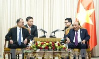 Premierminister Nguyen Xuan Phuc trifft einige ausländische Investoren