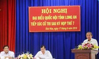 Vizepremierminister Truong Hoa Binh trifft Wähler im Kreis Duc Hoa in Long An