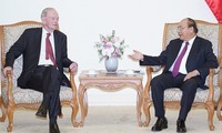 Premier Nguyen Xuan Phuc trifft ehemaligen kanadischen Premierminister Jean Chrétien