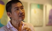 Maler Le Thiet Cuong stellt seine Stahlstühle-Sammlung aus