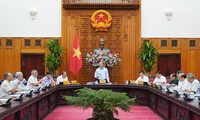 Premierminister Nguyen Xuan Phuc leitet die Sitzung der Unterabteilung für Wirtschaft und Soziales für den 13. Parteitag