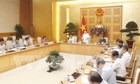 Vizepremierminister Vuong Dinh Hue leitet die Sitzung mit dem Verwaltungsstab gegen Geldwäsche