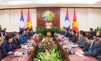 Parlamentspräsidentin Nguyen Thi Kim Ngan führt ein Gespräch mit ihrer laotischen Amtskollegin Pany Yathotou