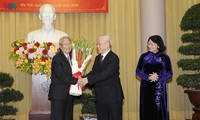 KPV-Generalsekretär und Staatspräsident Nguyen Phu Trong überreicht Parteiabzeichen an hohe Funktionäre