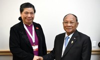 Vizeparlamentspräsidentin Tong Thi Phong führt Gespräche mit Kollegen aus Laos, Kambodscha und Australien
