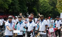 400 Vietnamesen und Ausländer beteiligen sich an einer Radtour für grünes Hanoi 2020
