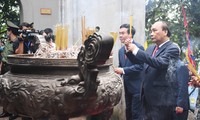 Staatspräsident Nguyen Xuan Phuc zündet Räucherstäbchen in Gedenkstätte des Hung-Tempels an