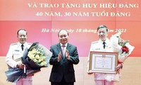 Staatspräsident überreicht Abzeichen für 40- und 30-jährige Mitgliedschaft der Partei an Leitung des Polizeiministeriums