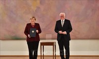 Deutsche Bundeskanzlerin und ihr Kabinett beenden ihre Amtszeit