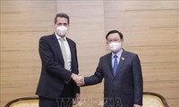 Parlamentspräsident Vuong Dinh Hue trifft ADB-Direktor in Vietnam Jeffries
