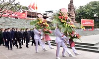 Leitung der Stadt Hanoi zündet Räucherstäbchen zum Gedenken an König Quang Trung an