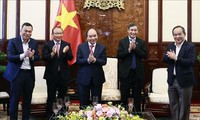 Zwei Trainer der vietnamesischen Fußballmannschaften der Frauen und der Männer vom Staatspräsident gewürdigt