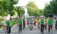 250 Menschen fahren Rad zur Förderung einer Fahrradstadt Hue