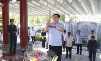 Der Parlamentspräsident zündet Räucherstäbchen für gefallene Soldaten an den Gedenkstätten Dong Loc, Truong Bon an