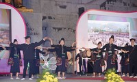 Stolz auf den Xoe-Tanz der Volksgruppe der Thai