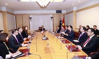 Parlamentspräsident Vuong Dinh Hue trifft hochrangige australische Politiker