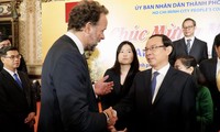 Leitung von Ho-Chi-Minh-Stadt trifft ausländische Vertretungen