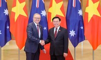 Parlamentspräsident Vuong Dinh Hue trifft sich mit dem australischen Premierminister Albanese